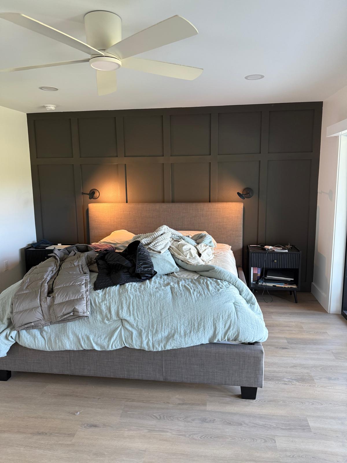 Painel decorativo com molduras (board & batten)